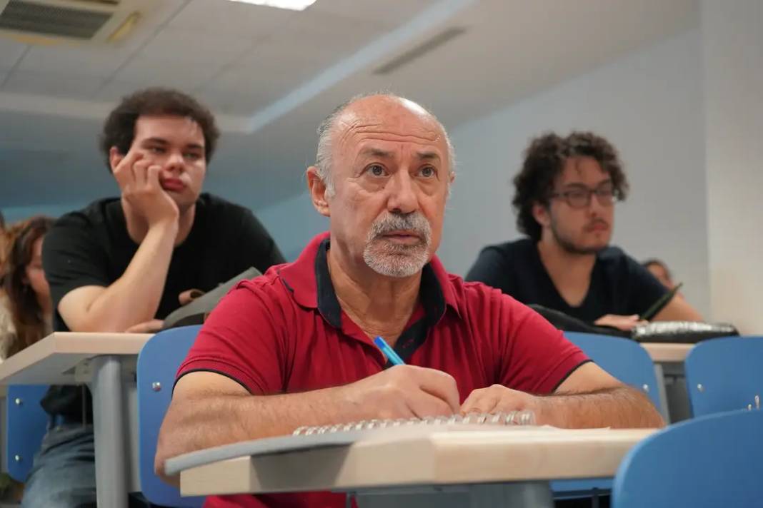 63 Yaşında Üniversite Sıralarına Döndü! 1